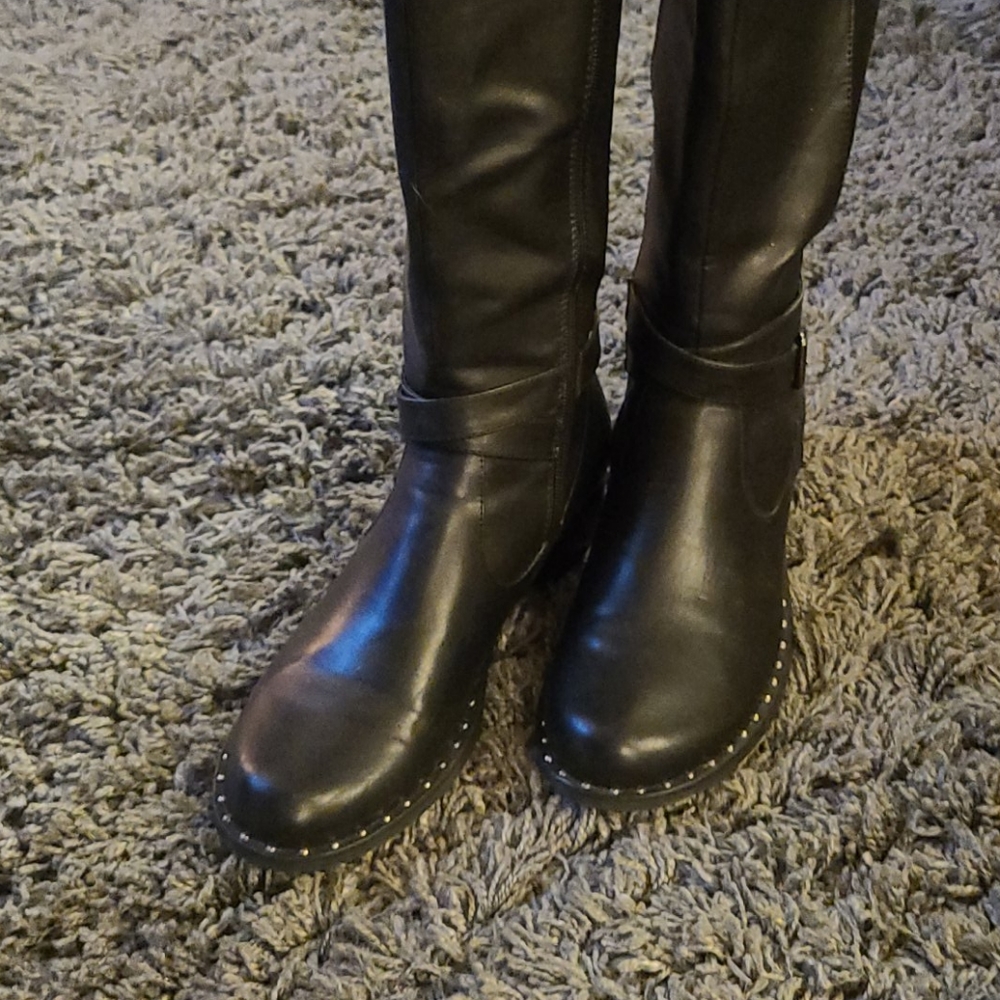 Black knee boots